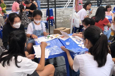 Các bạn nhỏ say sưa với việc tự mình tạo ra những trang sách chuyển động.