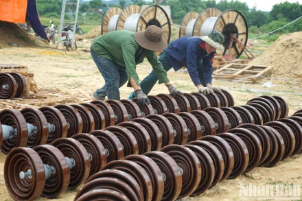 Cán bộ, công nhân miệt mài lao động trên đại công trường đường dây 500kV mạch 3. (Ảnh TRUNG NGHIÊM)
