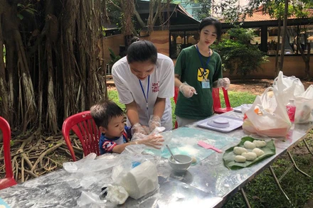 Bé trải nghiệm làm bánh dẻo ở Bảo tàng trong sáng tổng duyệt chương trình Trung thu 27/8.