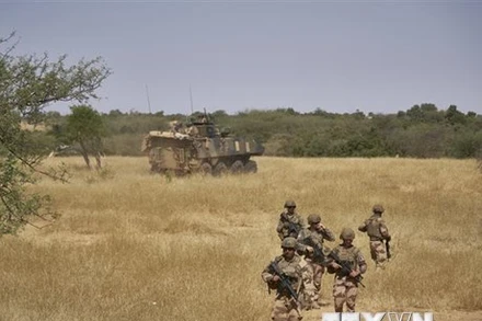 Binh sĩ quân đội Pháp tuần tra trong chiến dịch Barkhane ở miền Bắc Burkina Faso ngày 12/11/2019. (Ảnh: AFP/TTXVN)