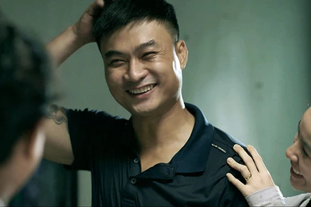 Duy Hưng vào vai chính trong phim "Làng trong phố". (Ảnh: VFC)