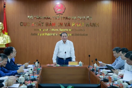 Bộ trưởng Văn hóa, Thể thao và Du lịch Nguyễn Văn Hùng làm việc với Cục Xuất bản, In và Phát hành. (Ảnh: Bộ Văn hóa, Thể thao và Du lịch)