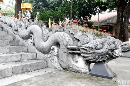 Bậc thềm rồng điện Kính Thiên trong Hoàng thành Thăng Long thời Lê sơ. (Ảnh: VƯƠNG ANH)