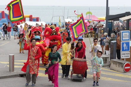 Các em nhỏ và đoàn rước diễu hành qua các đường phố tại thành phố biển Larmor-Plage.