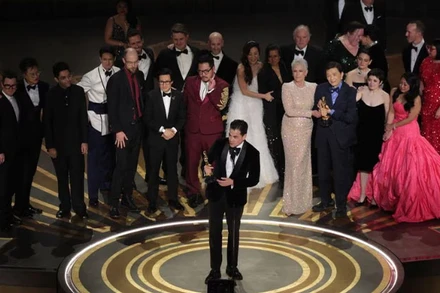 Đoàn làm phim “Everything Everywhere All at Once” nhận giải thưởng. (Ảnh: Reuters)