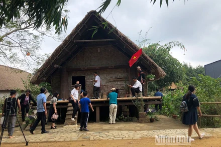 Du khách tham quan Làng Văn hóa.