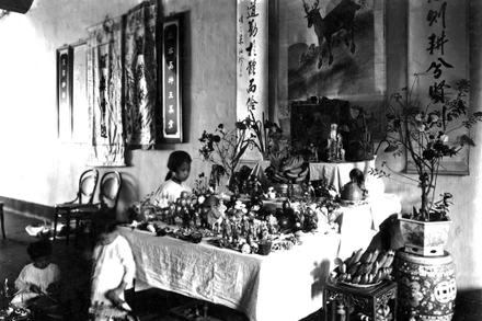 Mâm ngũ quả của một gia đình khá giả ở Hà Nội. (Ảnh trong bộ sưu tập của nhà sử học Dương Trung Quốc)