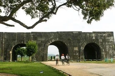 Di tích Thành Nhà Hồ.