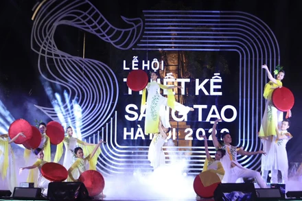Lễ hội Thiết kế Sáng tạo Hà Nội 2022 khai mạc bằng chương trình nghệ thuật đặc sắc.