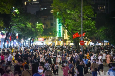 Phố đi bộ hồ Hoàn Kiếm rất đông người dân đến tham quan, vui chơi.