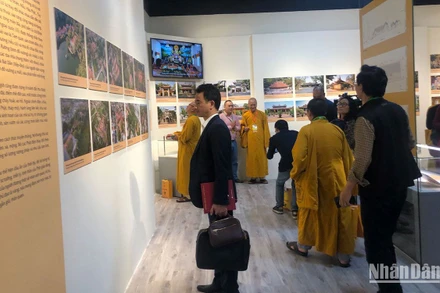 Các đại biểu, chư tôn, tăng ni Phật tử tham quan triển lãm.