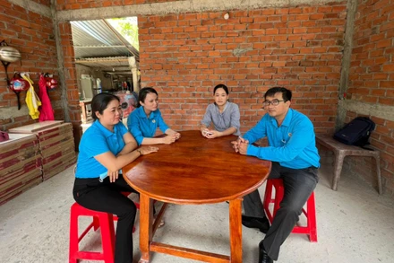 Bà Nguyễn Thị Trúc Loan (thứ 2 từ phải sang) vui mừng bên căn nhà mới.