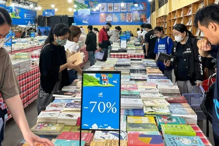 Bạn đọc tại Hội sách Nhã Nam Thành phố Hồ Chí Minh. (Ảnh: Nhã Nam)