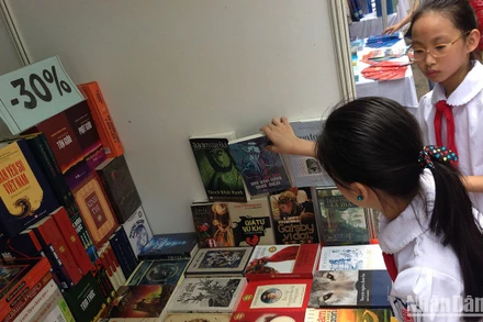 Các em nhỏ xem sách tại Thư viện Quốc gia Hà Nội trong Ngày sách Việt Nam 2017.