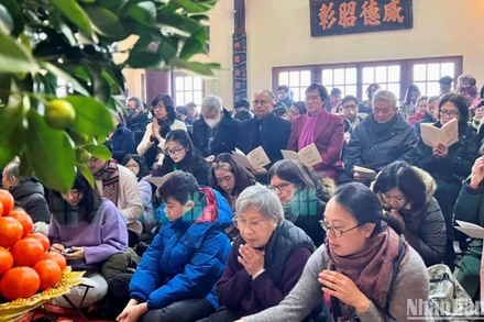 Đại sứ Việt Nam tại Pháp Đinh Toàn Thắng và Phu nhân cùng Đại sứ, Trưởng phái đoàn Việt Nam bên cạnh UNESCO Lê Thị Hồng Vân và cộng đồng người Việt dự lễ cầu an đầu năm tại Thiền viện Trúc Lâm. (Ảnh: MINH DUY)