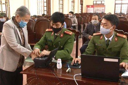 Cảnh sát quản lý hành chính về trật tự xã hội làm thủ tục cấp căn cước công dân gắn chíp điện tử cho người dân. 
