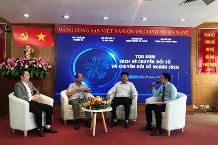 Các diễn giả trao đổi về chuyển đổi số trong lĩnh vực xuất bản, in và phát hành.