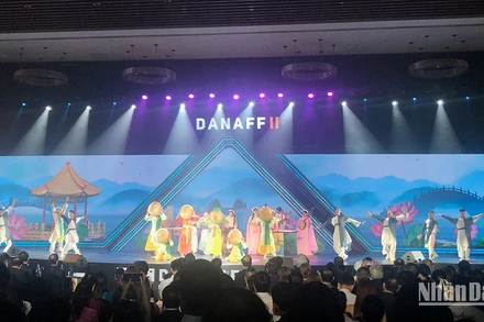 Tiết mục nghệ thuật trong lễ khai mạc Liên hoan phim. 