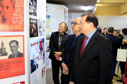 Thứ trưởng Văn hóa, Thể thao và Du lịch Tạ Quang Đông, Cục trưởng Điện ảnh Vi Kiến Thành và Chủ tịch Hội Điện ảnh Đỗ Lệnh Hùng Tú tham quan triển lãm ảnh. (Ảnh: Viện Phim cung cấp)