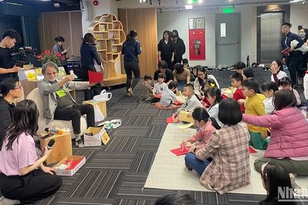 Các em nhỏ hào hứng với các trò chơi của tác giả Yuichi Kimura.