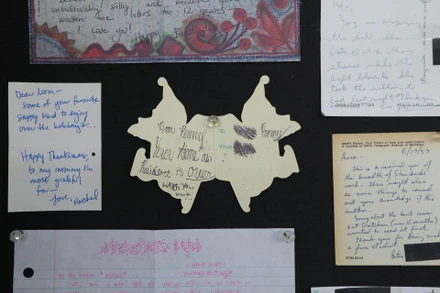 Những giấy tờ bị bỏ quên được trưng bày trong triển lãm. (Ảnh: Reuters)