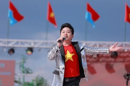 Ca sĩ Tùng Dương biểu diễn tại Nhật Bản. (Ảnh: NVCC)