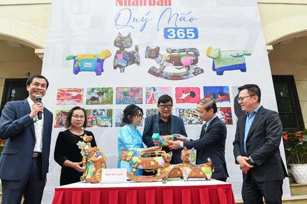 Các tác phẩm Mèo tại triển lãm được đấu giá dành tiền hỗ trợ trẻ em nghèo. (Ảnh: THÀNH ĐẠT)