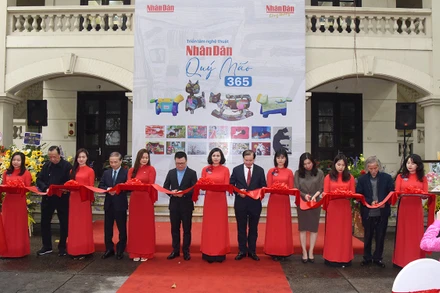 Các đại biểu cắt băng khai mạc triển lãm. (Ảnh: THÀNH ĐẠT)