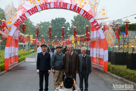 Mặc dù trời mưa nhẹ nhưng sự kiện vẫn thu hút đông đảo người tham gia. 