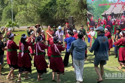 Dân ca dân vũ chào đón du khách tại Làng Văn hóa, Du lịch các dân tộc Việt Nam.