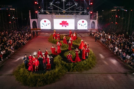 Sân khấu độc đáo của "Ký họa quê hương". (Ảnh: Nhóm KIẾNG CẬN)