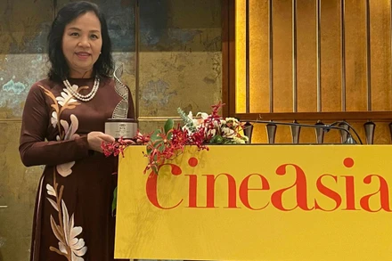 Tiến sĩ Ngô Phương Lan và giải thưởng. (Ảnh: Hiệp hội Xúc tiến và Phát triển điện ảnh Việt Nam)