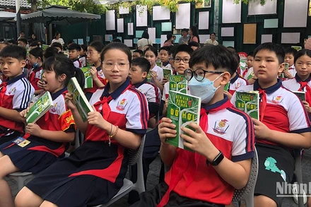 Các em học sinh Trường tiểu học Điện Biên (Hà Nội) tham gia giao lưu tại Hội sách chào mừng Ngày sách và Văn hóa đọc Việt Nam 2023.