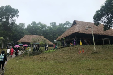 Du khách tham quan làng Mường tại Làng Văn hóa Du lịch các dân tộc Việt Nam.