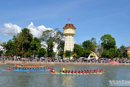 Cuộc đua thuyền trên sông Cà Ty luôn đi ngang qua tháp nước, một công trình kiến trúc nổi tiếng được xây dựng từ năm 1928, biểu tượng của thành phố Phan Thiết. 
