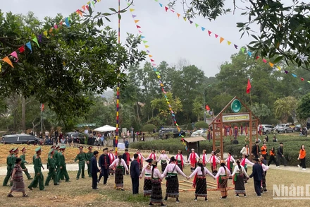 Vòng xòe đoàn kết tại Làng.