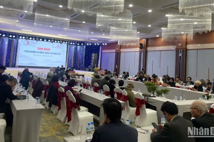 Cuộc tọa đàm thu hút đông đảo các nhà thơ, nhà văn, nhà nghiên cứu tham dự.