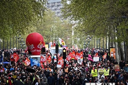 Người dân biểu tình quy mô lớn phản đối dự luật cải cách hưu trí của chính phủ tại Toulouse, Pháp ngày 14/4. (Ảnh: AFP/TTXVN)