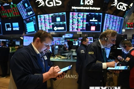 Hoạt động tại sàn giao dịch chứng khoán New York, Mỹ. (Ảnh: AFP/TTXVN)