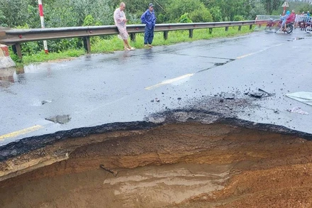 QL 14B đoạn qua Suối mơ, xã Đại Đồng (huyện Đại Lộc) bị sạt lở mặt đường.