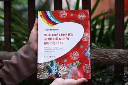 Cuốn sách “Nghệ thuật minh họa áo mũ thời Nguyễn đầu thế kỷ XX”. (Ảnh: Omega+)