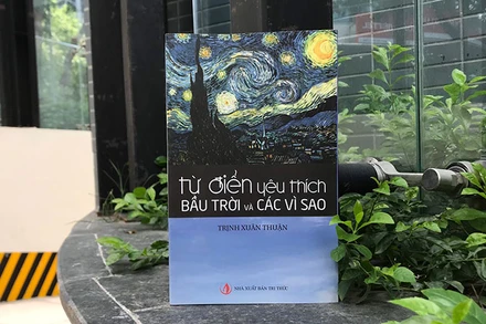 Cuốn “Từ điển yêu thích Bầu trời và các vì sao”. (Ảnh: Nhà xuất bản Tri thức)