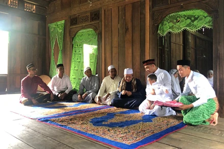 Nghi lễ cắt tóc và đặt tên cho trẻ của người Chăm Islam.