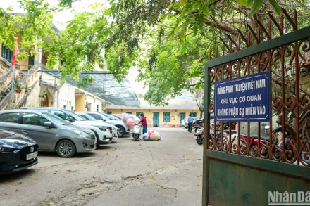 Sân của Hãng phim được trưng dụng thành bãi gửi xe cho các hộ dân chung quanh.