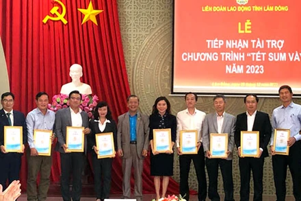 Chủ tịch Liên đoàn Lao động tỉnh Lâm Đồng Hoàng Liên trao thư cảm ơn các nhà tài trợ chương trình “Tết sum vầy”.