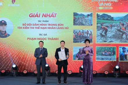 Tác giả Phạm Ngọc Thành nhận giải nhất hạng mục ảnh bộ. (Ảnh: Ban tổ chức)