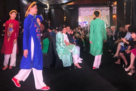 Trình diễn một số mẫu trong bộ sưu tập áo dài của nhà thiết kế Quang Hòa.