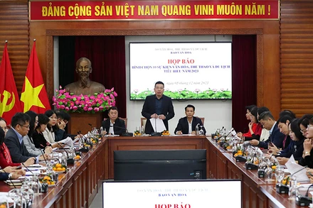 Nhà báo Nguyễn Anh Vũ, Tổng Biên tập Báo Văn hóa thông tin về nội dung bình chọn. (Ảnh: TRẦN HUẤN)