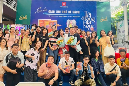 Giao lưu chủ đề sách “Tết ở Làng Địa Ngục” hồi tháng 9 thu hút đông đảo độc giả tham gia. (Ảnh: Đinh Tị Books)