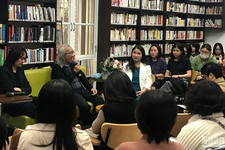 Các diễn giả trò chuyện về văn học Nhật Bản và tác giả Yasushi Inoue.